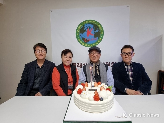 10만명 돌파 축하 기념사진(좌로부터 강남구 소비자저널 발행인, 송민정 더미라클 웨딩플랫폼 총괄대표, 탁계석 회장, 유원진 더미라클 대표이사)