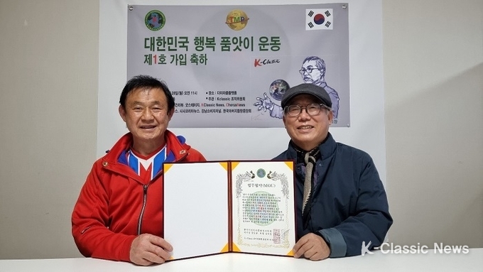 사진=강석홍 한국직장인축구협회, 한국다문화축구협회 회장(좌)과 탁계석 K클래식 회장 