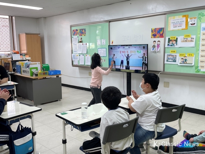 사진=비보이 마싸크루 공연 중 한 학생이 화면을 보고 비보이 춤을 따라하고 있다
