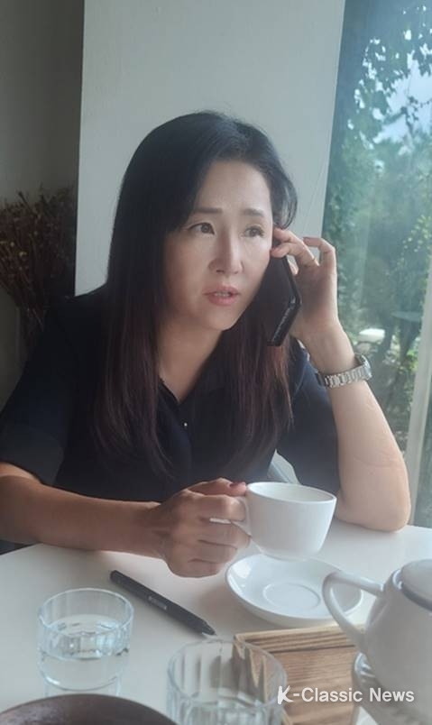 사진=상담전화 받고 있는 우선희 수석팀장