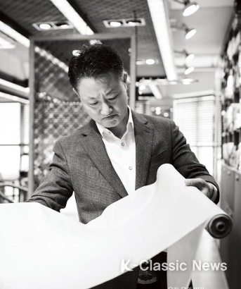 사진=한삼우리옷 박재철 대표가 한삼 원자재를 살펴보고 있다