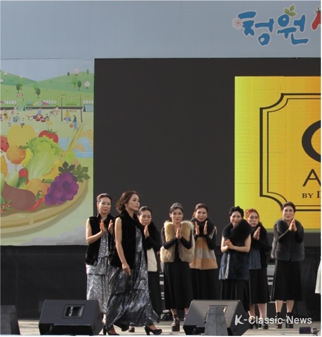 사진=2022년 청원 생명축제의 한복 경연대회 및 시니어 패션쇼를 축하하기 위해 모피브랜드, 디애소미의 모피 패션쇼 피날레 모습 