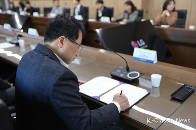 나래코리아 김생기 대표가 조인서에 서명하고 있다(사진 제공_전주교대)