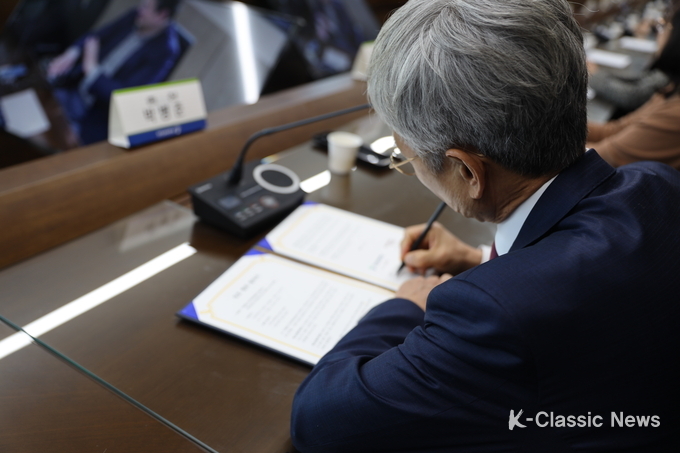 전주교대 박병춘 총장이 조인서에 서명하고 있다(사진 제공_전주교대)