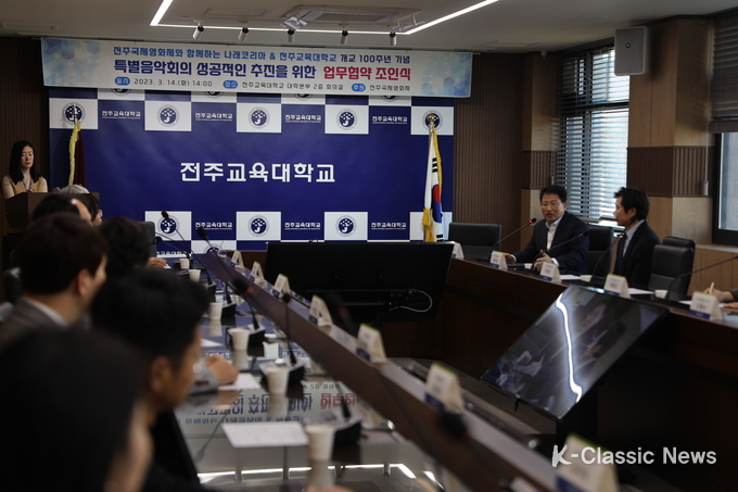 나래코리아 김생기 대표가 조인식에 앞서 인사말을 하고 있다.