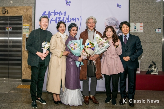 탤런트 최수종& 하희라 부부, 디자이너 빅팍 박윤수, 디자이너 모니카고 등이 연극 시어머니 시집보내기 공연장을 찾아 배우들을 격려하고 축하하며 기념 촬영을 하고 있다.