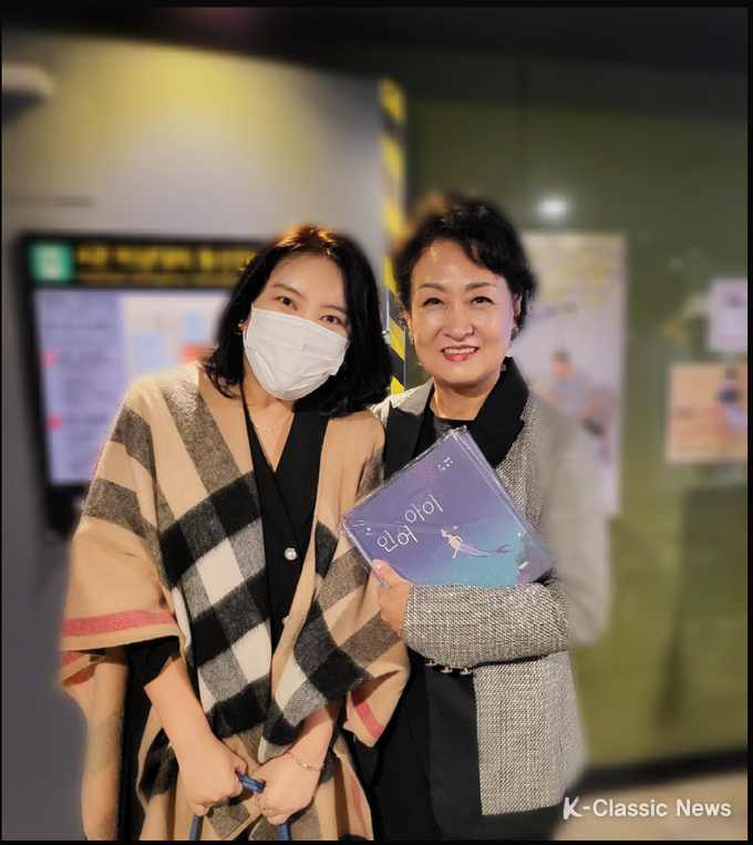 박영혜 영화감독이 작가와 기념촬영을 하고 있다.