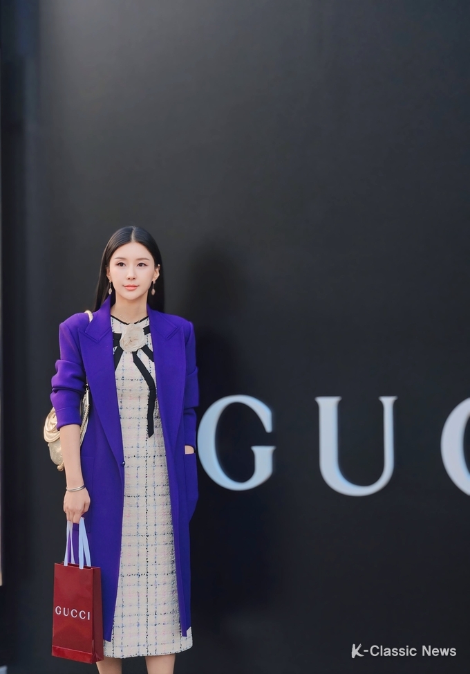 패션모델 한지영이 24일 오후 서울 용산구 한남동 이태원 구찌가옥에서 열린 구찌(GUCCI) 사진전 개최 기념 포토콜 행사에 참석, 입장 및 포즈를 취하고 있다.(사진 제공_구찌)