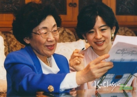 <대통령 취임식 후 조선일보 인터뷰 사진 (조중식 기자)> 김경희시인과 임준희 작곡가 1998