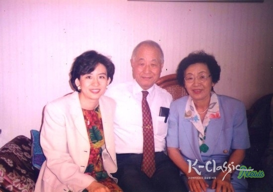 1998년, 김대중 대통령 취임 축가 〈아! 동방에 아침나라〉를 계기로 만나 뵌<br>
故 현봉학 박사님(흥남철수작전의 숨은 영웅)과 어머니 김경희 시인.한 세기를 넘어, <br>
음악과 시로 조국의 희망을 노래하던 순간의 기억.