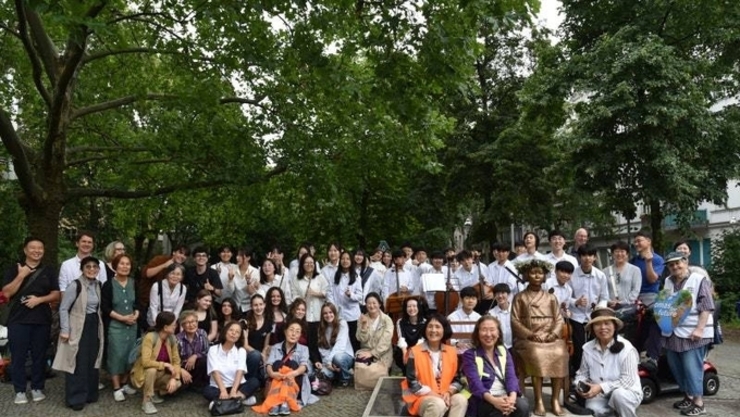 충남 금산 별무리학교 학생 오케스트라 독일 베를린 미테구 공공부지 ‘평화의 소녀상’에서 기념 음악회