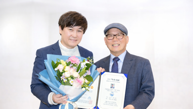 제 8회 대한민국 소비자 평가 우수대상식 탁계석 회장 언론 / 문화 예술 부문 수상