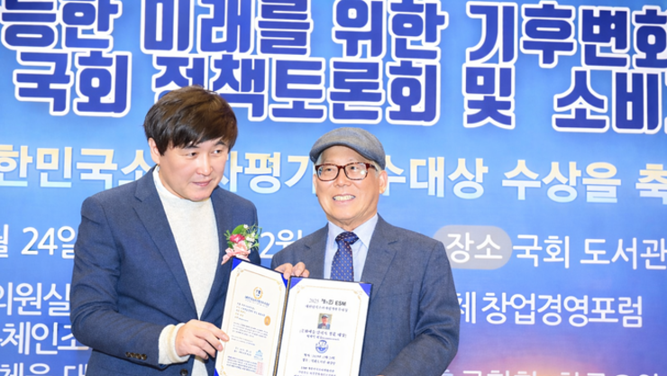 제 8회 대한민국 소비자 평가 우수대상식 탁계석 회장 언론 / 문화 예술 부문 수상