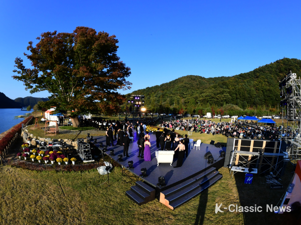 지난 23일 하남면 거례리 사랑나무 앞에서 열린 PLZ 페스티벌. 국립 오페라단이 ‘라 트라비아타’작품을 공연하고 있다