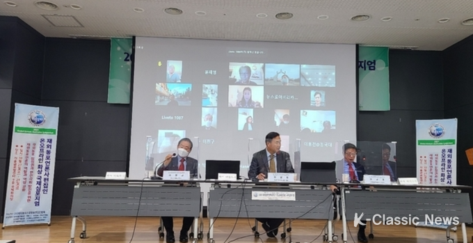 사진2 포럼에 (왼쪽부터) 아시아기자연합회 이형균 이사장, 위싱턴유에스코리아 강남중 대표, 이규홍 이사장이 진행하고 있다