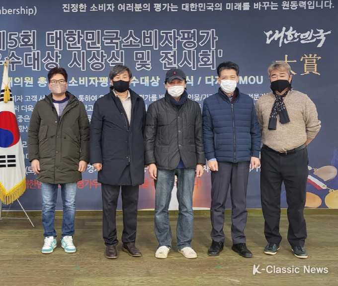 왼쪽으로부터 서울올림픽유치서포터스 서울평양올림픽을 사랑하는 사람들의 모임(약칭 서평올사모) 박철현 문화단장, 윤영용 회장, 소비자저널협동조합 이승목 의장, 뉴에어포토비즈 성병호 회장, 국제엔젤봉사단 최수현 대표.