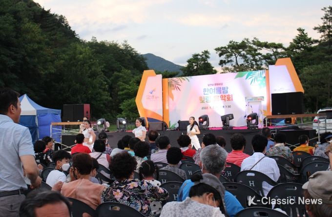 한국수자원공사 포항권지사는 7월 7일 영천댐 하류공원에서 영천댐 문화배달「한여름밤 힐링 음악회」를 개최하였다. 영천댐주변지역 주민들이 영천시 지역행사 전문 댄스학원팀 ‘M댄스’ 의 무대를 즐기고 있다.