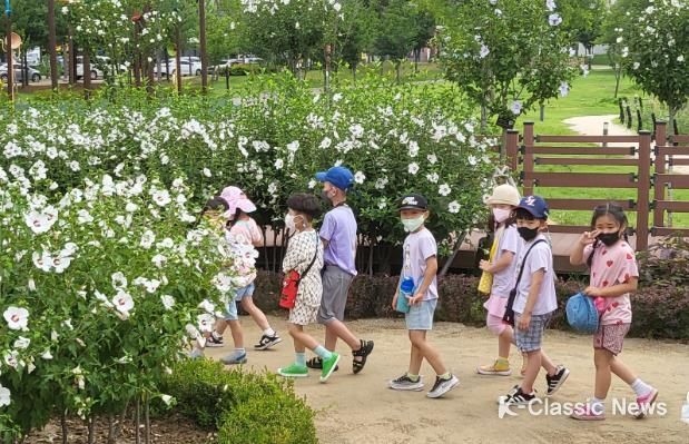 ‘올 여름은 중앙공원에서 무궁화를 체험하세요.’, 무궁화교육 호평