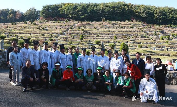 위령제 참여자 단체사진