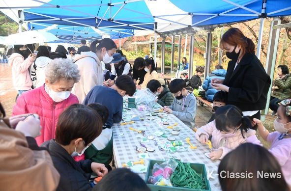광명시청소년재단푸름청소년활동센터는 지난 12일 도덕산에서 광명7동 새마을부녀회와 함께 생태·환경을 주제로 광명시 청소년들과 지역주민이 함께 즐길 수 있는 ‘도덕산에서 놀자! 푸름, 포레스티발’을 개최했다