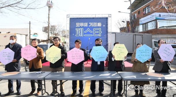 영주시에서 지난 26일 개최한 _모두의 거리로 페스타_에서 도시재생 사업 소망쓰기 퍼포먼스가 진행되고 있다