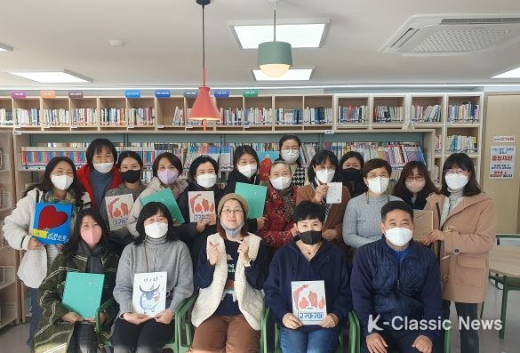 광명시 하안2동 철망산작은도서관은 7일 하안2동 주민자치회와 함께 동 행정복지센터에서 그림책작가 ‘사이다’와 함께하는 강연회를 개최했다.
