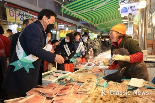 지난 18일 신매시장에서 김대권 수성구청장이 설 명절 제수용품을 구입하고 있다.