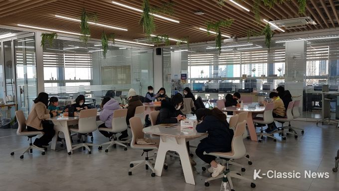 광명시 광명도서관 메이커스페이스에서 진행한 ‘깡충깡충 토끼의 반짝반짝 겨울나기’ 겨울방학 체험 이벤트에 시민 1,300여 명이 참여했다