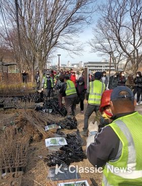 대구 북구청, 봄맞이“나무 나눠주기 행사”가져