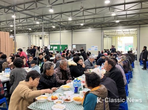 경로잔치를 진행하고 있다.