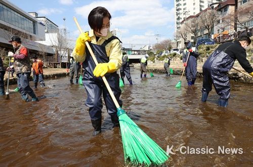 27일 은평구는 ‘새봄맞이 대청소’를 추진한다. (사진)지난해 새봄맞이 대청소 행사에서 김미경 은평구청장이 불광천변을 청소하고 있다.