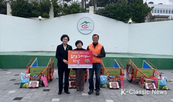 리어카 전달 기념 사진 촬영 중이다.