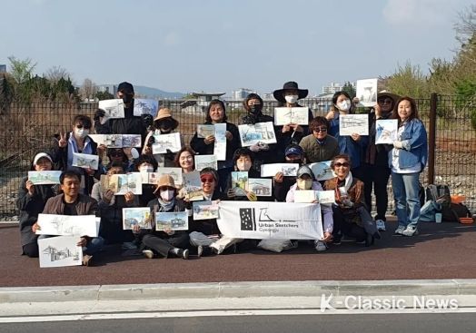 지난 2일 경주어반스케치 회원들이 황촌의 골목과 거리를 그리고 난 후 기념촬영을 하고 있다.