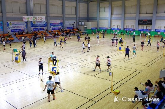 사진은 1일 이용대체육관에서 배드민턴 동호회 선수들이 경기를 펼치고 있는 모습.