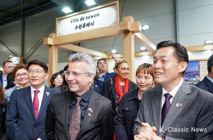 이재준 시장(오른쪽부터) 엠마누엘 드니 뚜르시장, 김기정 수원시의회 의장이 ‘뚜르시 박람회 2023’ 박람회장 내 수원시 홍보관에서 함께하고 있다.