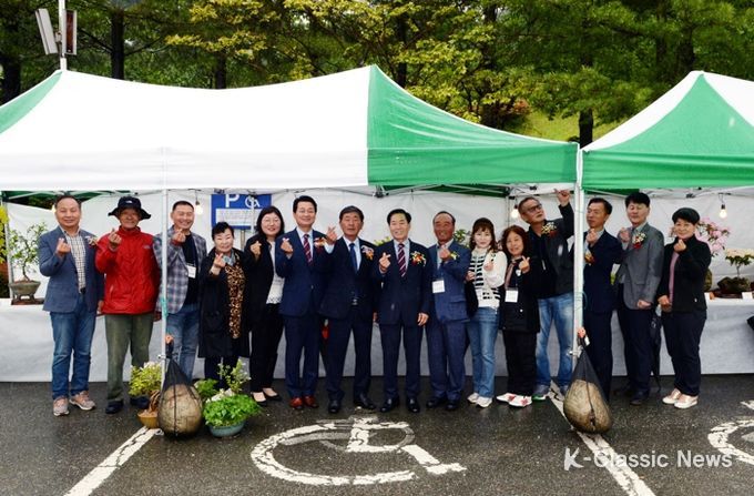 들꽃전시회 기념 사진촬영 중이다.