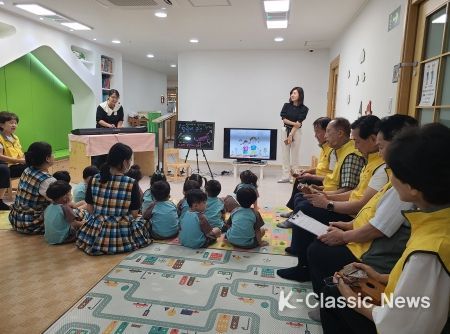 달성군 유가읍 쌍계4리(중흥s클래스 아파트) 경로당 회원, 어린이집 방문 칼림바 공연