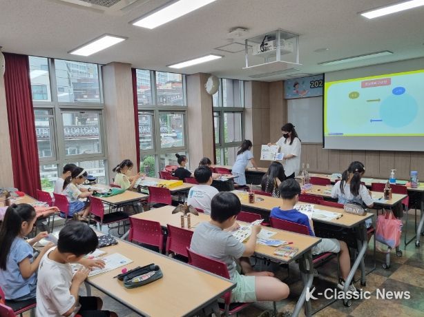 울산 남구 구립도서관은 지역 어린이들의 유익한 방학 생활을 위해 마련한 ‘2023년 여름방학특강’이 큰 호응 속에 마무리했다고 13일 밝혔다.