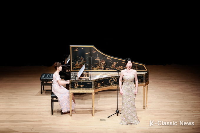 하프시코디스트 송은주, 소프라노 김문희 연주 장면