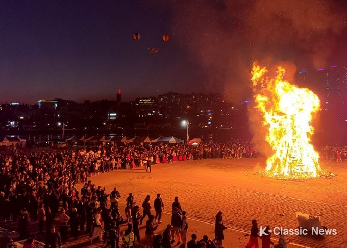 영천시는 시민들의 무사안녕과 대구 군부대 영천 유치를 기원하는 정월대보름 시민한마당 행사를 24일 영천강변공원 일원에서 개최한다.