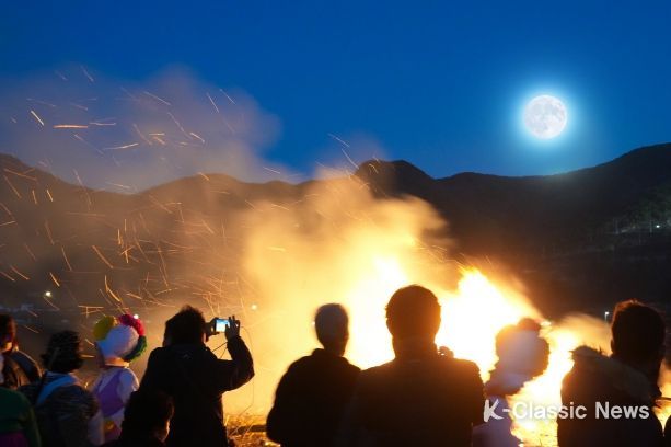 지난해 정월대보름에 단장면 법흥마을에서 열린 달맞이 행사