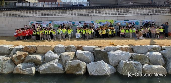 원주시, 세계 물의 날 기념 줍깅 행사와 어린이 그림 전시회 개최