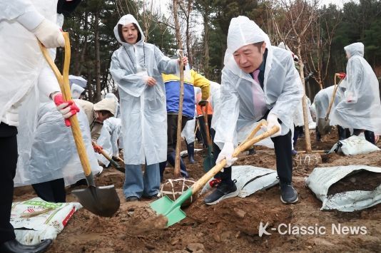 전성수 서초구청장이 ‘제79회 식목일 기념 나무심기 행사’에 참여해 나무를 심고 있다