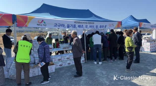 지난 2일 성연면 다목적행사장에서 진행된 ‘주민자치 프로그램 발표회’에서 수강생들이 갈고닦은 기량을 뽐내고 있다.