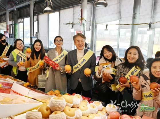 김이강 서구청장이 다문화가정과 함께 양동전통시장에서 명절 장보기 행사를 즐기고 있다.