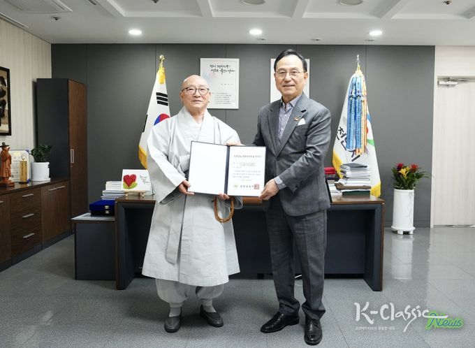 박상돈 천안시장이 천안 각원사 주지 대원스님에게 충청남도 문화유산자료 지정서를 전달하고 있다.