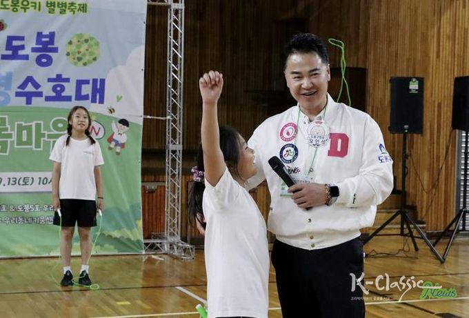 오언석 도봉구청장이 지난 13일 ‘2025 도봉우키 별별축제’에 참여해 지역 아이와 대화를 나누고 있다