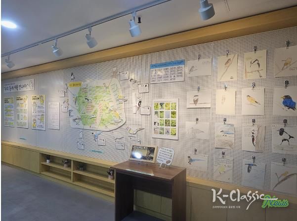 벽에 도봉구 지역 내 아이들이 기록한 탐조 활동 결과물이 걸려있다.