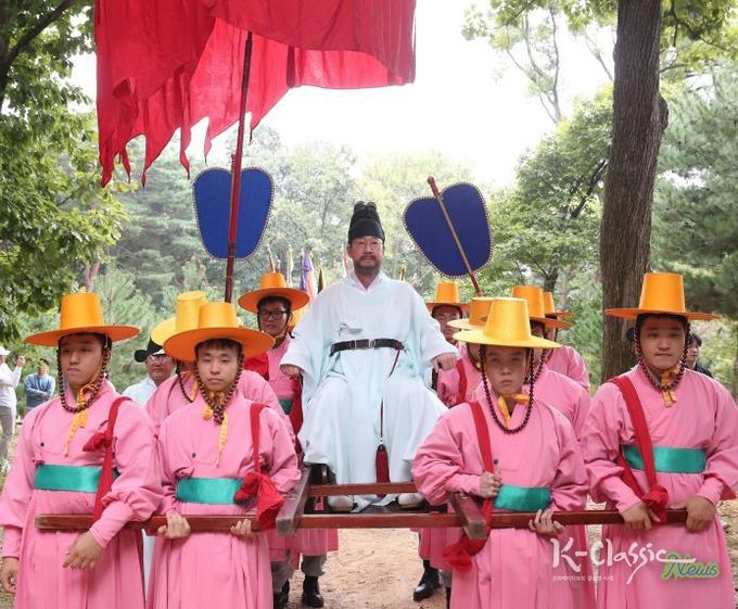 정명근 화성특례시장이 정조대왕 능행차 화성구간을 재현하고 있다