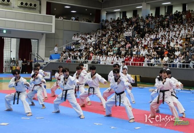 20일 열린 제32회 화성특례시장배 태권도대회에서 선수들이 경기를 하고 있다